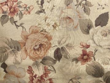 Heritage of England Witham, meubelstof met bloemen patroon beschikbaar voor biedingen