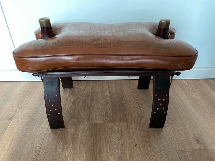 Vintage kamelen Poef met Leer, Huis en Inrichting, Stoelen, Gebruikt, Eén, Leer, Bruin, Ophalen