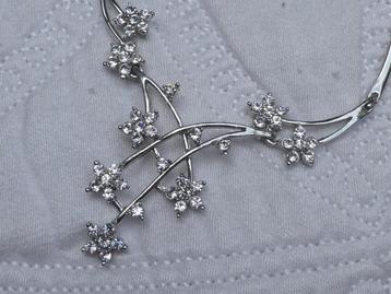 Collier met bloemen kristallen beschikbaar voor biedingen