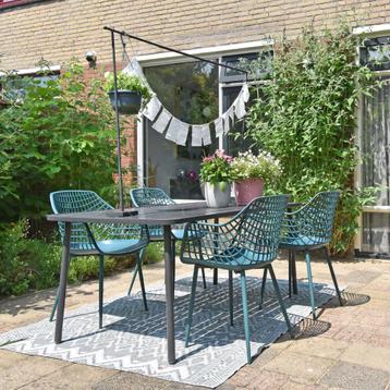 Set van 4 kunststof tuinstoelen beschikbaar voor biedingen