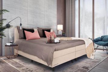 Grijze tweepersoonsbed met hoofdbord