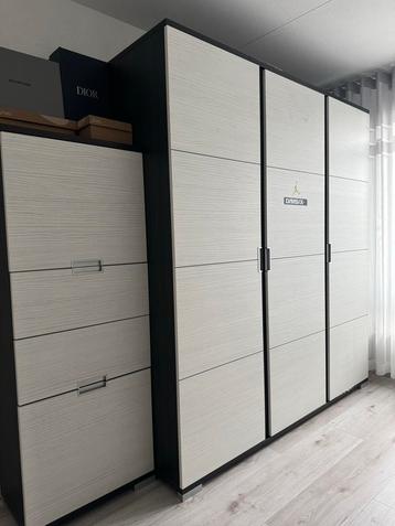 Ruime Kledingkast met Lades en Hangruimte beschikbaar voor biedingen