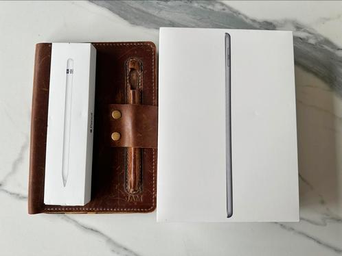 Apple iPad 6th Gen (32GB, Wi-Fi) + Apple Pencil (1st Gen), Computers en Software, Apple iPads, Zo goed als nieuw, Apple iPad, 10 inch