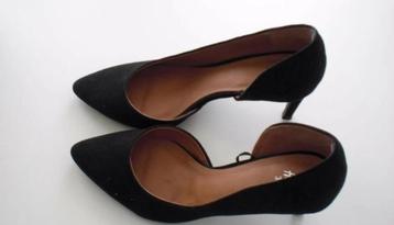 Zwarte pumps beschikbaar voor biedingen