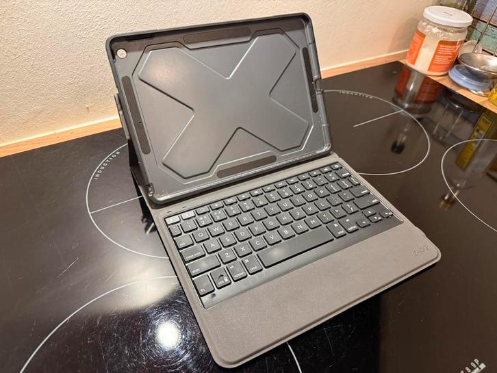 Zagg toetsenbord case voor ipad 6th gen 2018, Computers en Software, Tablet-hoezen, Zo goed als nieuw, Bescherming voor- en achterkant