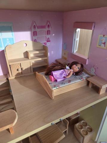 Houten Poppenhuis met 9 Poppetjes beschikbaar voor biedingen