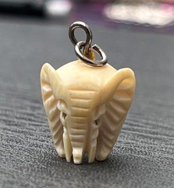 Kleine olifant hanger beschikbaar voor biedingen
