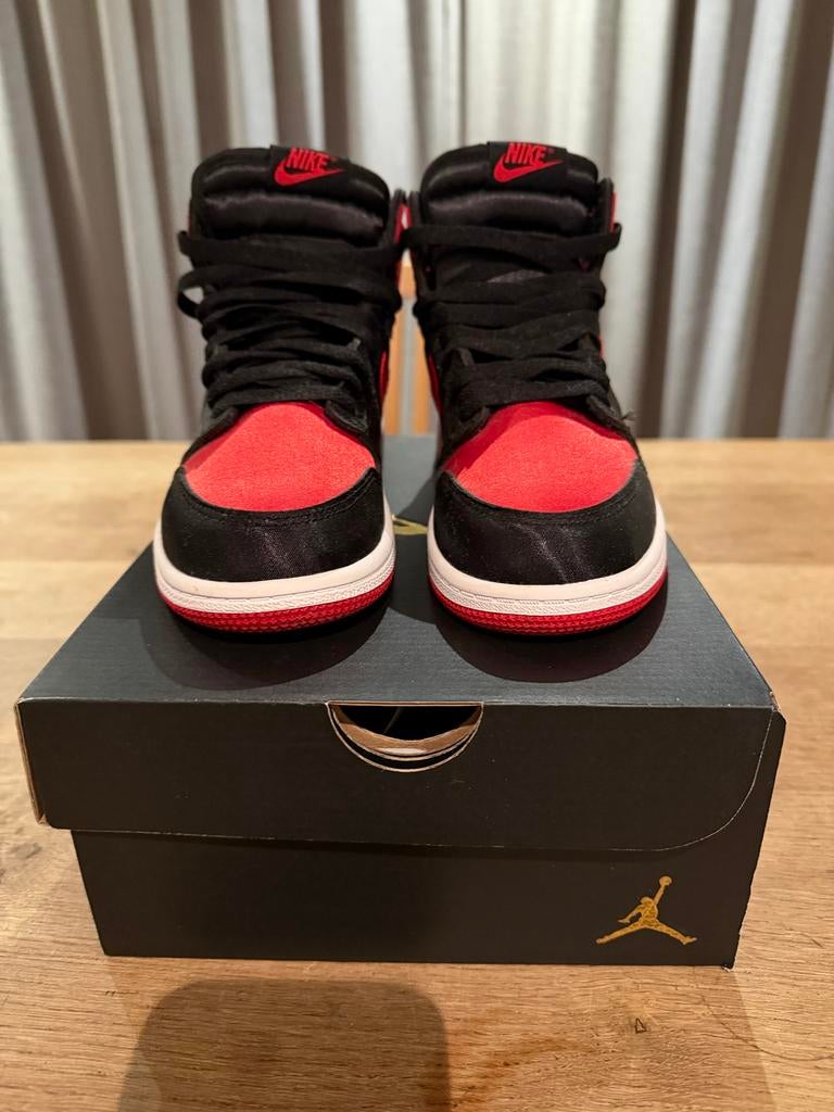 Nike Jordan 1 High Satin Bred - Kinderen, Kinderen en Baby's, Ophalen of Verzenden, Zo goed als nieuw, Jongen of Meisje, Sportschoenen