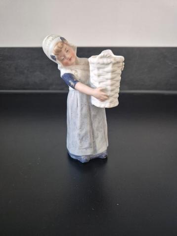 Vintage Porseleinen Beeldje Meisje met Mand beschikbaar voor biedingen