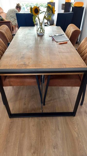 Te koop houten eettafel beschikbaar voor biedingen