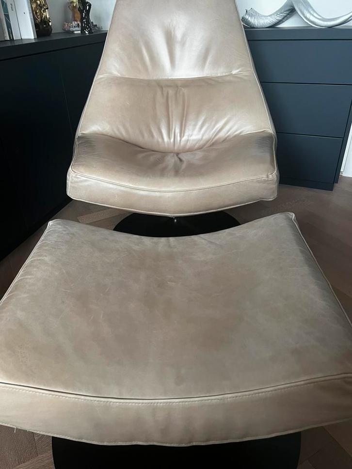 ORSON fauteuil, draaibaar, met hocker, kleur Beige Zand, Huis en Inrichting, Fauteuils, Gebruikt, Leer, 75 tot 100 cm, Ophalen of Verzenden