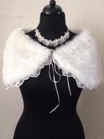 Nieuwe licht ivoren imitatie bontje/cape met kantrandje, Trouwjurk, Overige kleuren, Nieuw, Ophalen of Verzenden