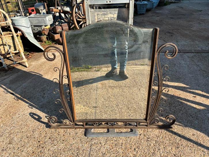 Oude smeedijzeren spiegel de spiegel staat in eikenhout, Antiek en Kunst, Curiosa en Brocante, Ophalen