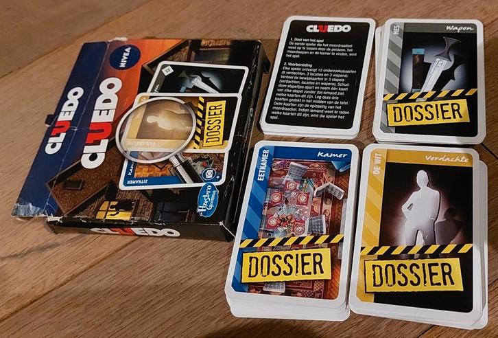 Cluedo Dossier kaartspel - Wie is de beste detective?!, Hobby en Vrije tijd, Gezelschapsspellen | Kaartspellen, Gebruikt, Een of twee spelers