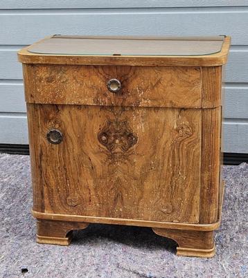 Art deco vintage nachtkastje beschikbaar voor biedingen