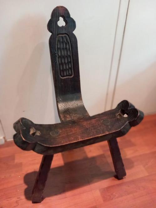 Bid stoel - Spaans brutalist krukje, Antiek en Kunst, Antiek | Meubels | Stoelen en Banken, Ophalen