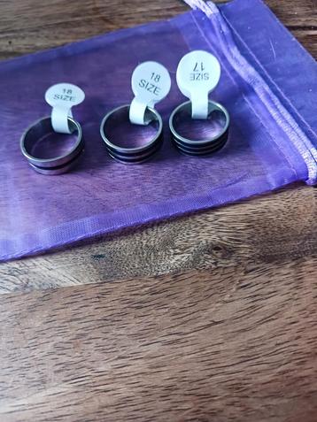 3 Ringen - Zilver met Zwarte Strepen - Maat 17 & 18 beschikbaar voor biedingen