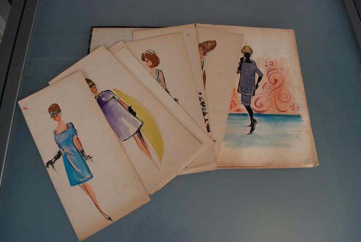 Mode Ontwerp Originele Schilderijen Kunstenaar Mária Zöllei, Antiek en Kunst, Curiosa en Brocante, Ophalen of Verzenden