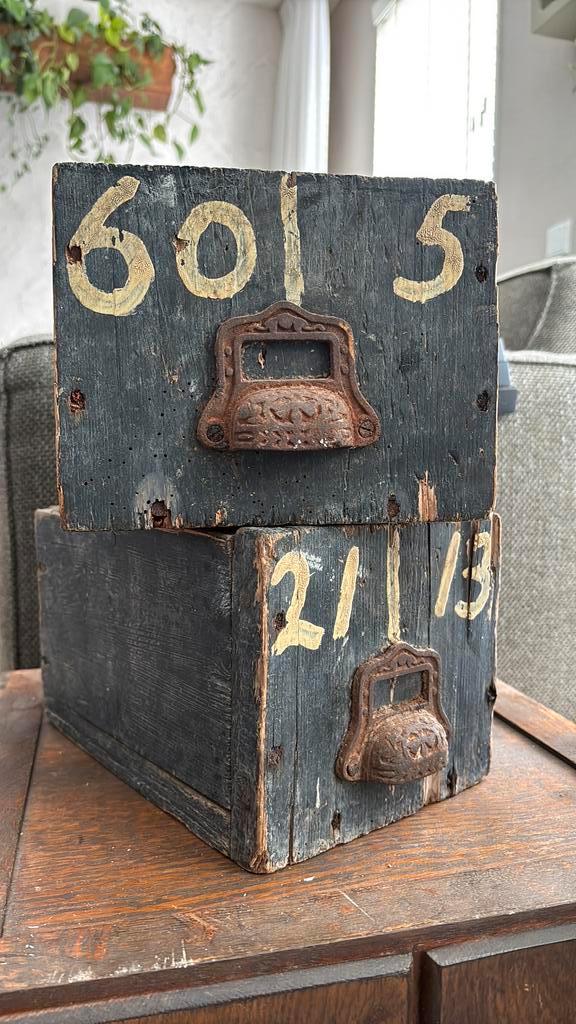 Twee oude lades, Huis en Inrichting, Woonaccessoires | Overige, Gebruikt, Ophalen of Verzenden