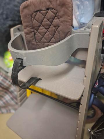 Een houten meegroeistoel voor baby's te koop. beschikbaar voor biedingen