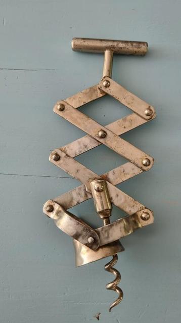 Antieke Franse kurkentrekker zigzag model

 beschikbaar voor biedingen