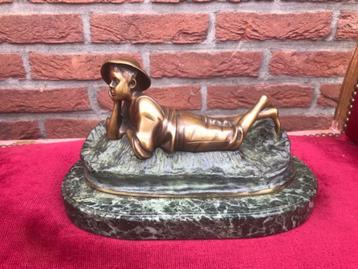 antiek bronzen beeld, liggende knaap beschikbaar voor biedingen