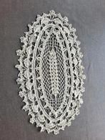 Fijn gehaakt ecrukleurig kleedje, Antiek en Kunst, Ophalen of Verzenden