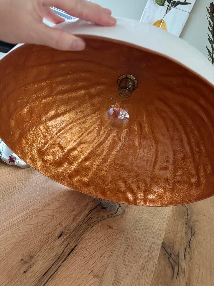 Witte hanglamp met gouden binnenkant, Huis en Inrichting, Lampen | Hanglampen, Zo goed als nieuw, 75 cm of meer, Metaal, Ophalen of Verzenden