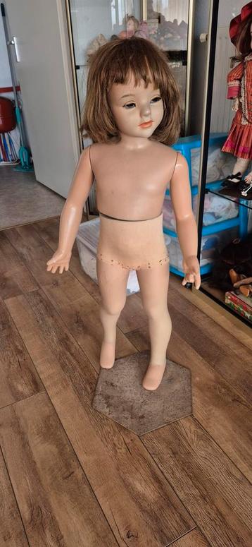 Vintage kinder Etalagepop met onderplaat 1 meter beschikbaar voor biedingen
