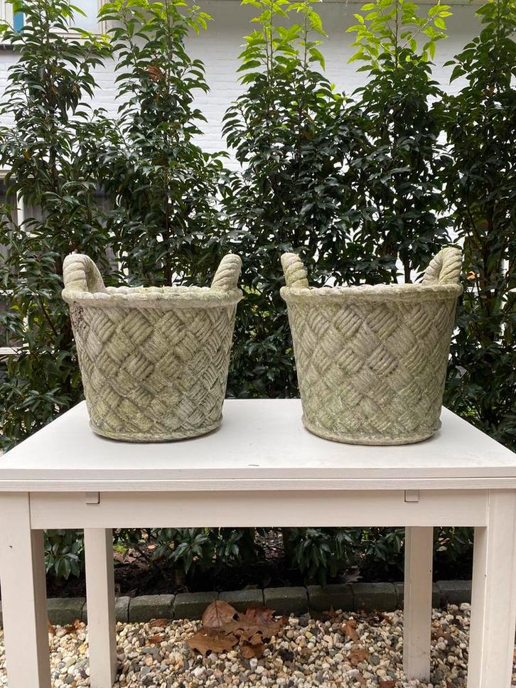 2 prachtyge stenen bloemenmanden, 100% goed !!, Tuin en Terras, Bloempotten, Zo goed als nieuw, Steen, Tuin, 25 tot 40 cm, Rond