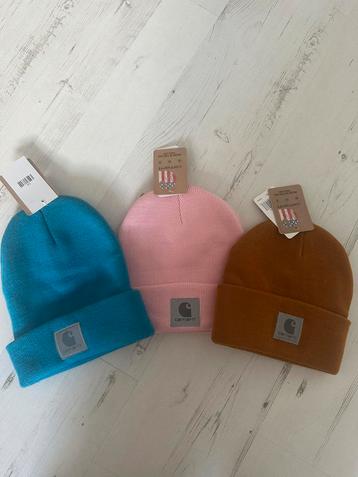 3 verschillende kleuren mutsen CARHARTT beschikbaar voor biedingen