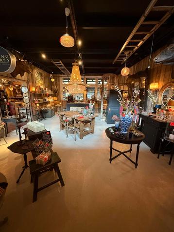 Vintage woonaccessoires en meubelen i.v.m. opheffing beschikbaar voor biedingen