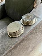 Verzilverde onderzetters in houder., Ophalen of Verzenden, Gebruikt, Glas of Kopje
