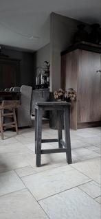 Oud houten krukje Aura peeperkorn, Ophalen