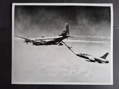 Foto van de Boeing KC-97L en F-105 (F1056), Verzamelen, Luchtvaart en Vliegtuigspotten, Gebruikt, Kaart, Foto of Prent, Ophalen of Verzenden