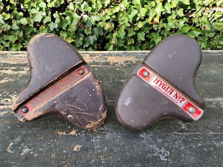 2 Hygia dameszadels, 1 antiek, 1 youngtimer., Fietsen en Brommers, Fietsonderdelen, Gebruikt, Oldtimer, Zadel, Ophalen of Verzenden
