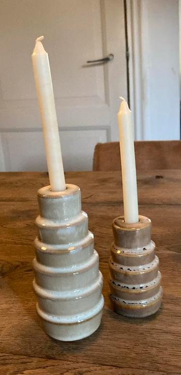 Twee Keramische kandelaars beige voor kleine kaarsjes beschikbaar voor biedingen