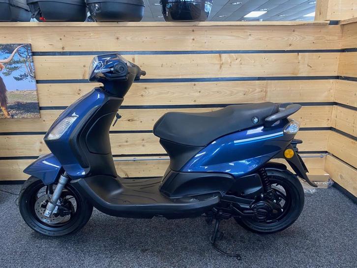 Piaggio Bromscooter Fly 4T 45km/geel kent (bj 2008), Fietsen en Brommers, Scooters | Piaggio, Gebruikt, Fly, Benzine