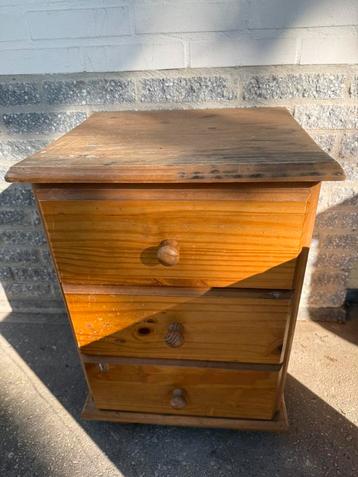 Houten nachtkastje beschikbaar voor biedingen