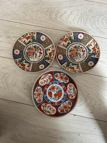 Imari porseleinen bordjes uit Japan beschikbaar voor biedingen