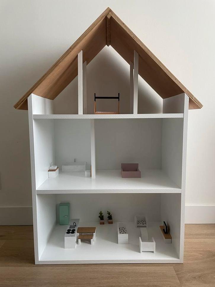 Dollhouse Minthe Groot Houten Poppenhuis met meubels, Kinderen en Baby's, Speelgoed | Poppenhuizen, Zo goed als nieuw, Poppenhuis