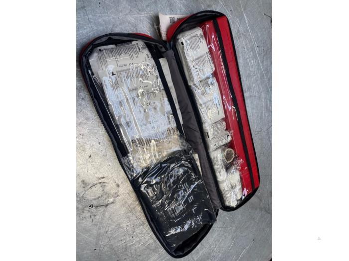 EHBO kit van een Tesla Model 3, Ophalen of Verzenden, 3 maanden garantie, Gebruikt, Overige automerken