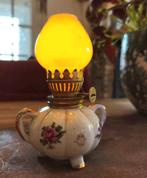 Schattig vintage olielampje – porselein met bloemen, Huis en Inrichting, Lampen | Tafellampen, Ophalen of Verzenden, Zo goed als nieuw