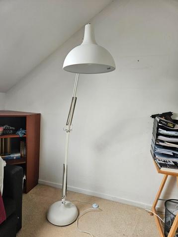 Mooie staande witte vloerlamp