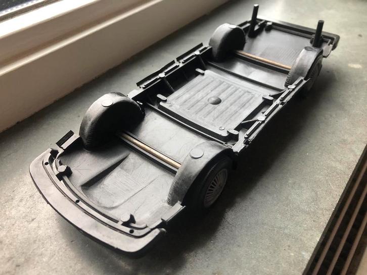 Onderstel van een STAHLBERG Saab 900 Turbo 1981 Schaal 1:20, Hobby en Vrije tijd, Modelauto's | Overige schalen, Gebruikt, Auto