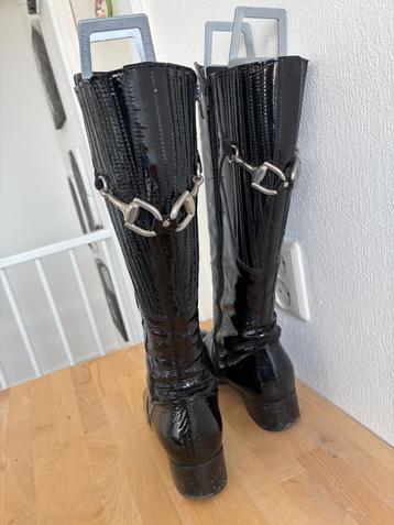 Mooie zwarte laklaarzen beschikbaar voor biedingen