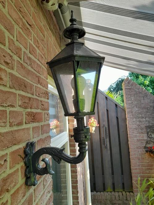 Te Koop: Gietijzeren klassieke buitenlamp, Huis en Inrichting, Lampen | Wandlampen, Zo goed als nieuw, Glas, Metaal, Ophalen