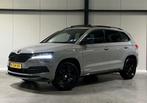 Skoda Karoq 1.5 TSI Sportline Virtual Pano Trekhaak sfeerver, Auto's, 65 €/maand, 4 cilinders, 150 pk, Bedrijf