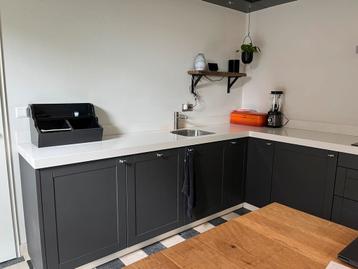 Prachtige L keuken beschikbaar voor biedingen