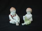 Kinderen zich aankledend Set van twee vintage porselein, Verzenden